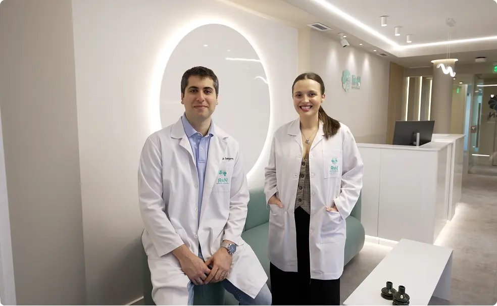 Equipo médico de R&N Medicina Funcional en las instalaciones del centro de atención.